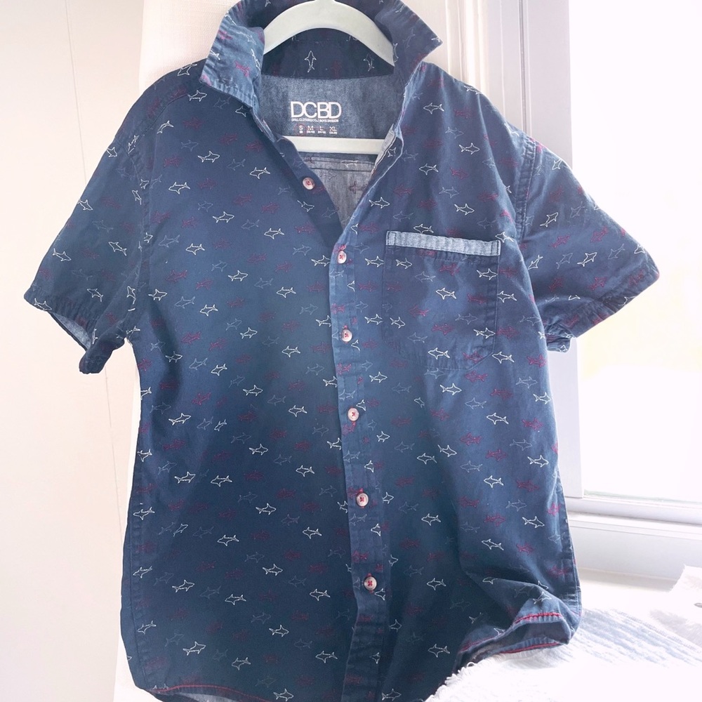 DCBD Boys Patriotic Shark Button Down Collared Shirt SIZE S / 8